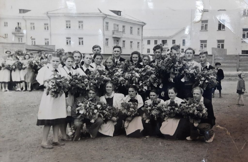 Выпускники 10 класса средней школы № 18​ (позднее это средняя школа № 5)​ города Лермонтова в 1956 году