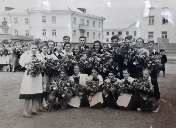 Выпускники 10 класса средней школы № 18​ (позднее это средняя школа № 5)​ города Лермонтова в 1956 году